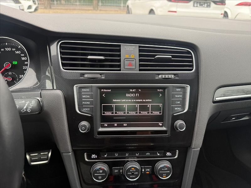 Volkswagen Golf 2.0 GTI DSG - fotka 13 z 19