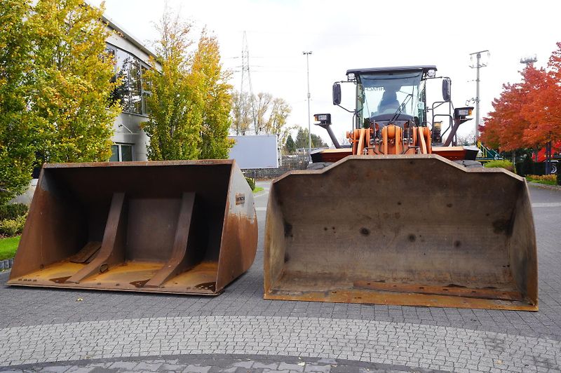 Hitachi (2018) ZW220 articulated loader - fotka 9 z 24