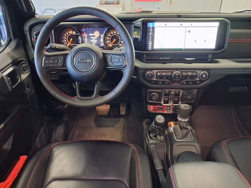 Jeep Wrangler (2024) Rubicon 2.0 Turbo 4WD - fotka 16 z 21