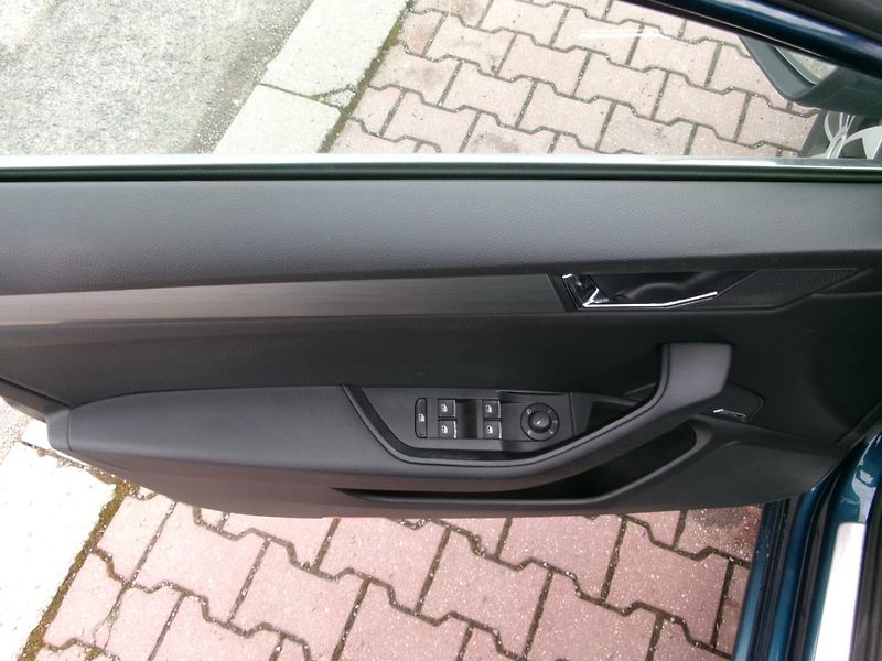 Škoda Superb (2015) 2,0TDI NAVI ACC 4x4 - fotka 29 z 36