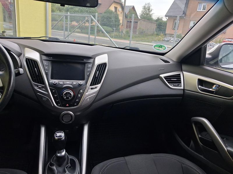 Hyundai Veloster (2011) 1,6GDi SERVISKA GARANCE 2xKOLA - fotka 22 z 43