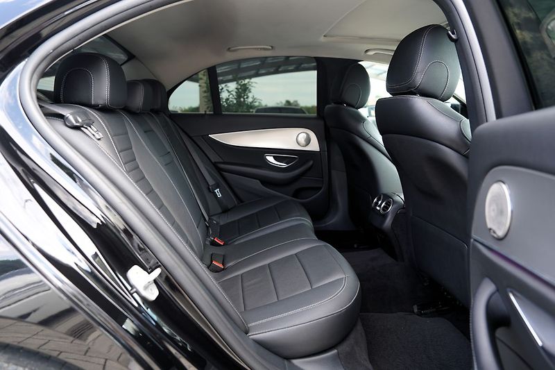 Mercedes-Benz Třídy E E 220d AMG/LED/AT9/kůže - fotka 29 z 46