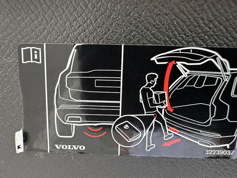 Volvo XC90 T8 plug-in hybrid Recharge - fotka 32 z 32