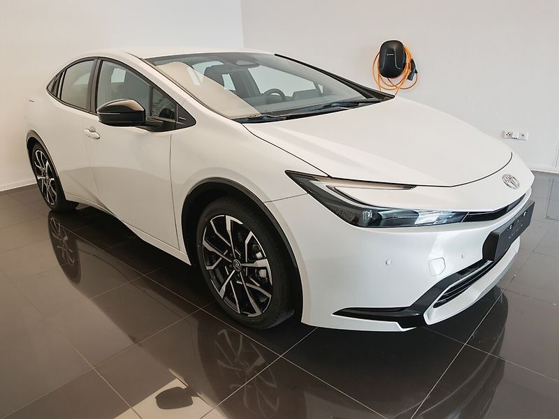 Toyota Prius 2.0 Plug-in Hybrid Prestige - fotka 3 z 38