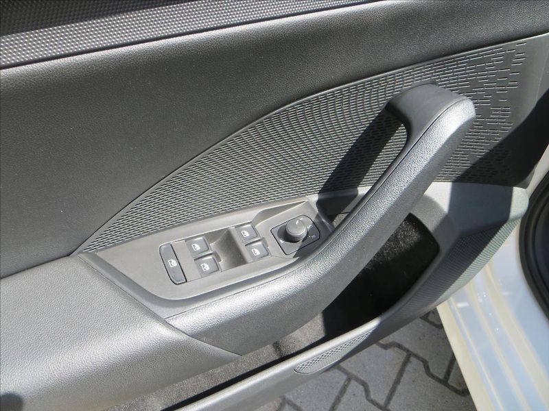 Škoda Octavia 2,0 TDI 85kW Ambition ČR - fotka 12 z 24