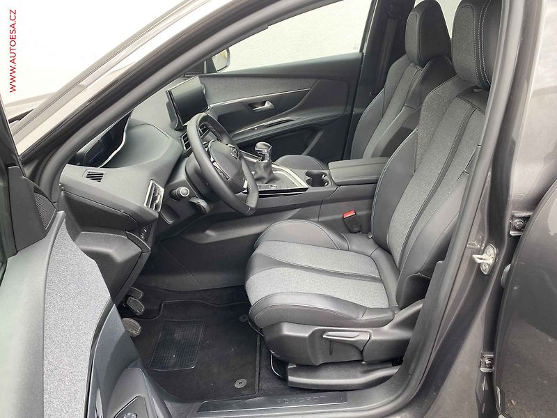 Peugeot 3008 (2023) 1.2 PT, Allure, navi, kamera - fotka 9 z 16