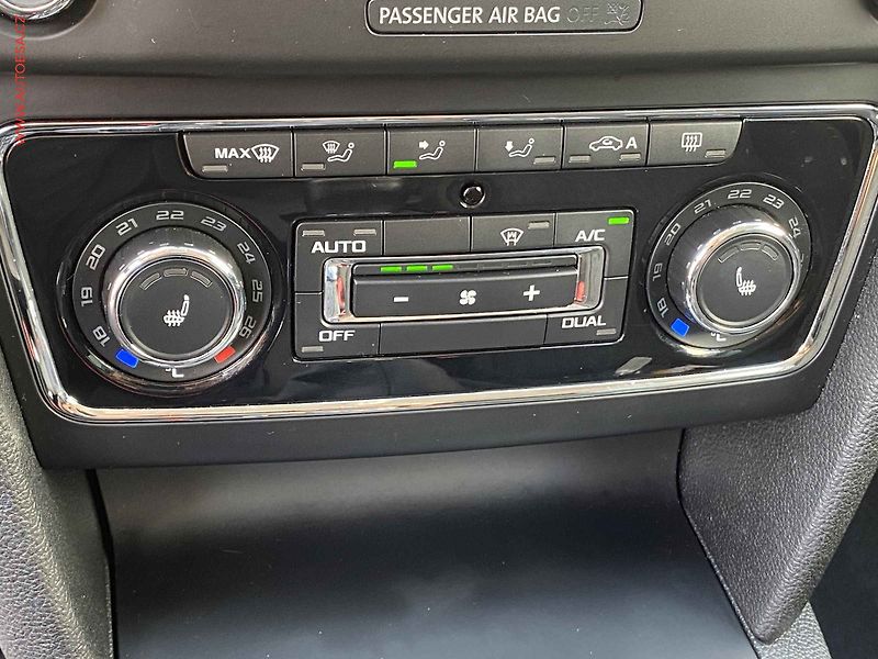Škoda Superb (2015) 2.0TDi, ČR, AC, bixen, park - fotka 17 z 19