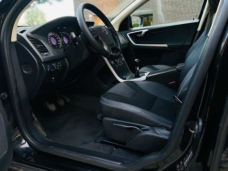 Volvo XC60 2.0D 5V MAN 1.MAJITEL SERVISKA - fotka 23 z 33