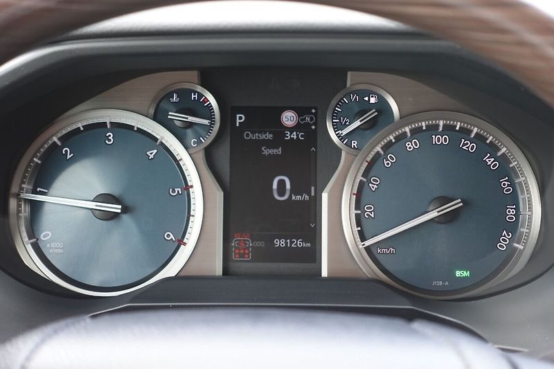Toyota Land Cruiser 2.8 D-4D Executive Family 7mís - fotka 31 z 38