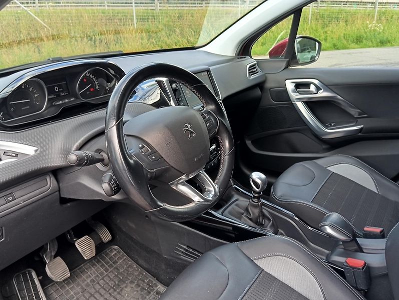 Peugeot 2008 (2018) ALLURE 130k MAN6 - fotka 19 z 27