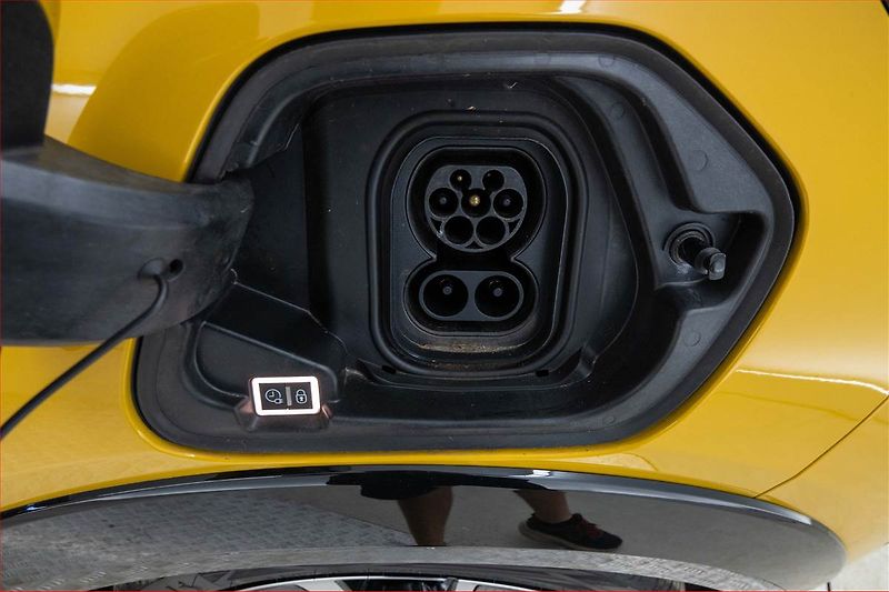 Peugeot 208 (2020) 50 kWh, SoH 87%, Automat - fotka 20 z 21