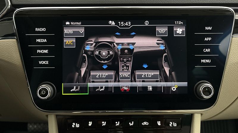 Škoda Superb 2.0 TDI DSG L&K Combi - fotka 32 z 35