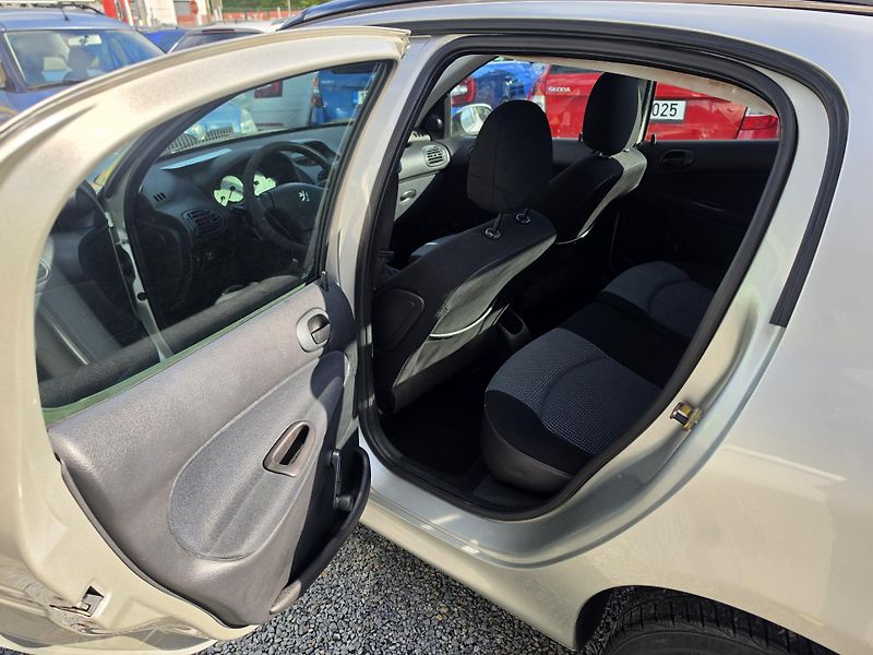 Peugeot 206 1.6 i 80kw Panorama  - fotka 8 z 21