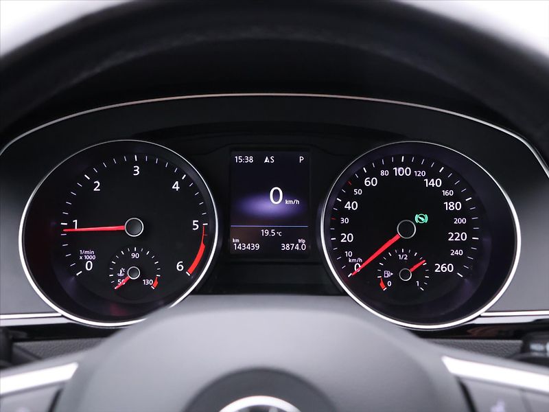 Volkswagen Passat 2,0 TDI 110kW DSG 1.Maj. DPH - fotka 20 z 39