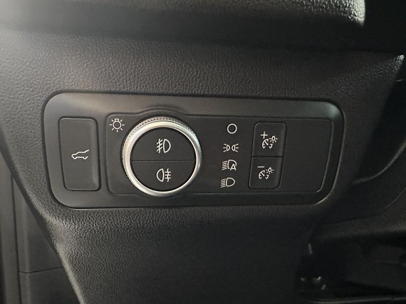 Ford Kuga Titanium X 2.5i HEV 190k aut - fotka 22 z 39