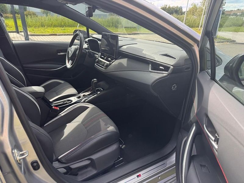 Toyota Corolla 1.8 GR Sport - fotka 11 z 12