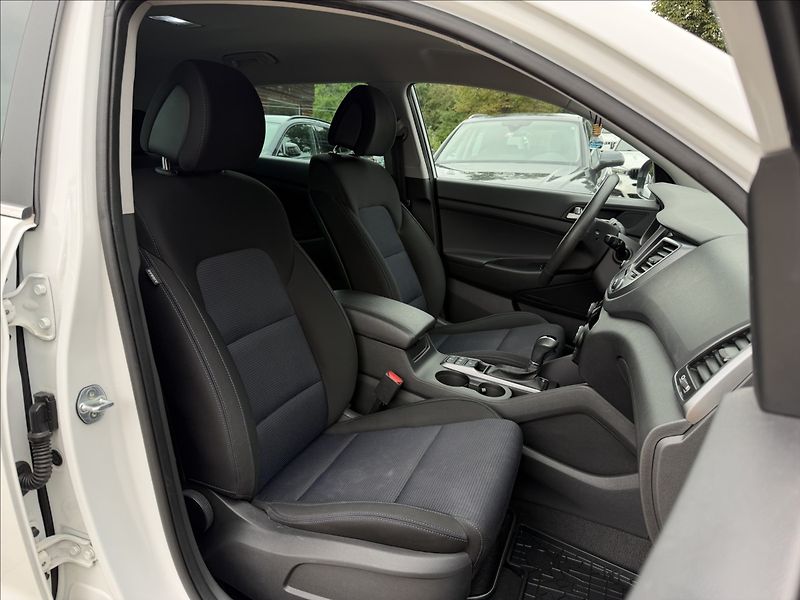 Hyundai Tucson 2.0 CRDI Style 4x4 Autom - fotka 9 z 23