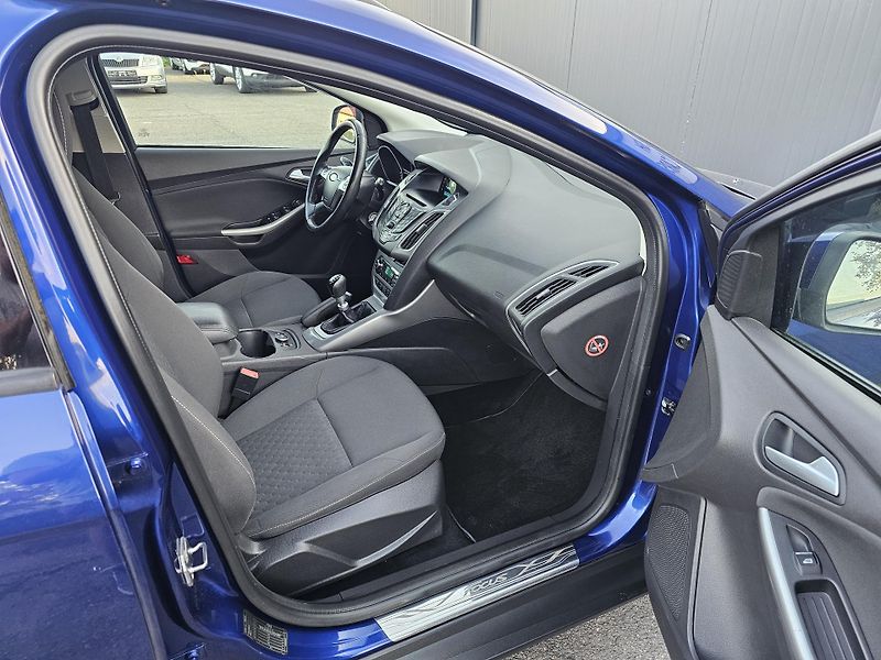 Ford Focus 1.0 92kW,VÝHŘEV,2xKOLA,SERVIS - fotka 35 z 64