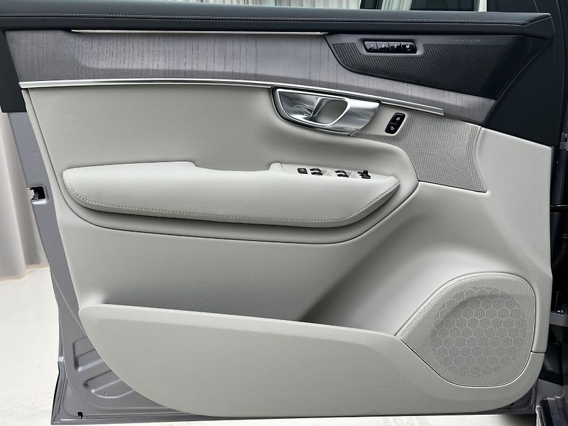 Volvo XC90 (2026) B5 AWD DARK PLUS AUT - fotka 23 z 47