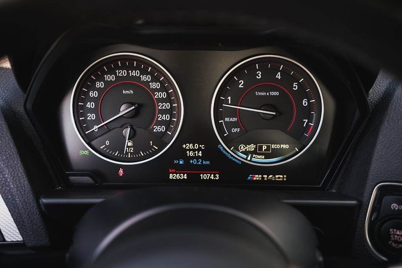 BMW Řada 1 (2016) M140i xDrive - fotka 18 z 31