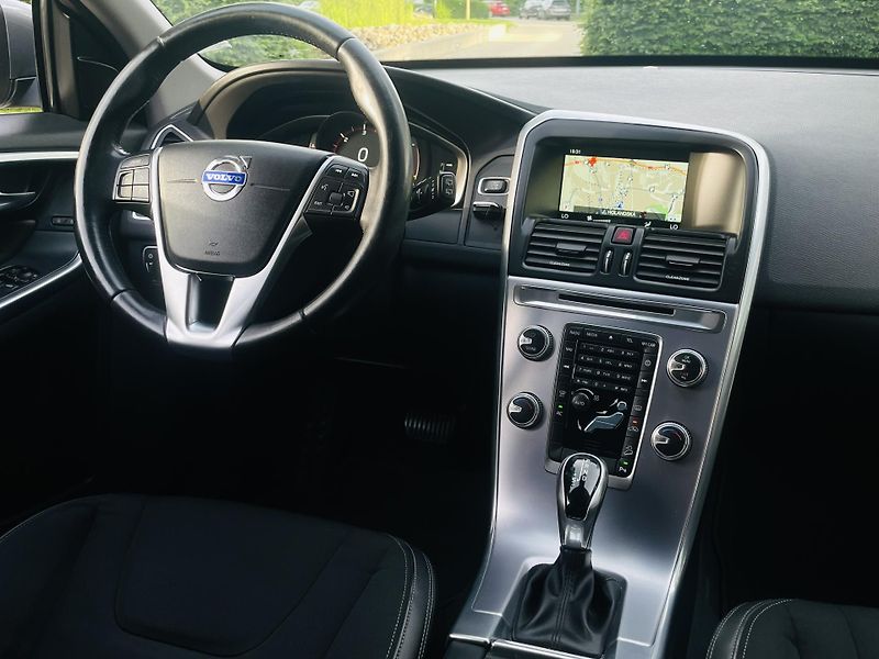 Volvo XC60 2.4D 5VÁLEC 1.MAJITEL SERVISKA - fotka 25 z 43