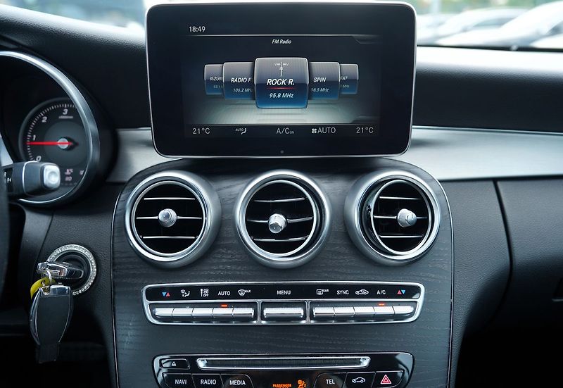 Mercedes-Benz Třídy C C 220d cabrio 4Matic AMG/210PS - fotka 39 z 44