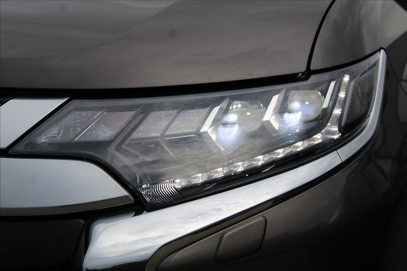Mitsubishi Outlander 2,0 i  A/T,4x4,7.MÍST,INSTYLE+ - fotka 36 z 38