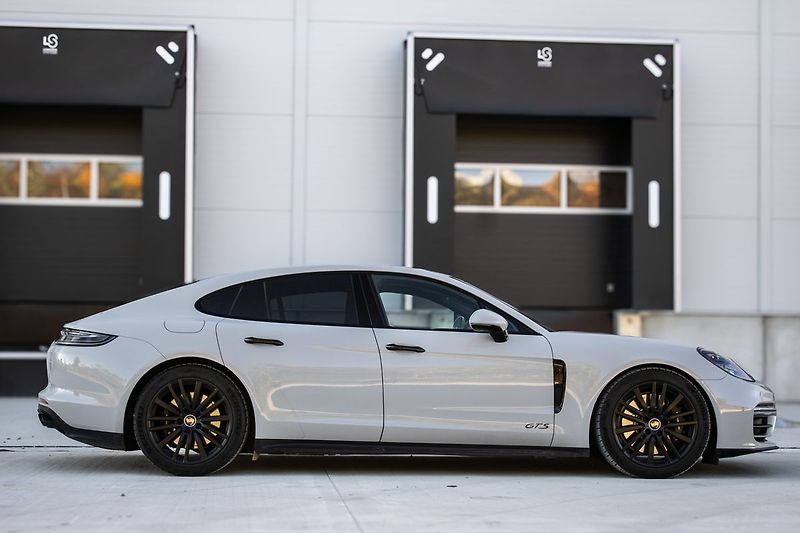 Porsche Panamera - fotka 4 z 27