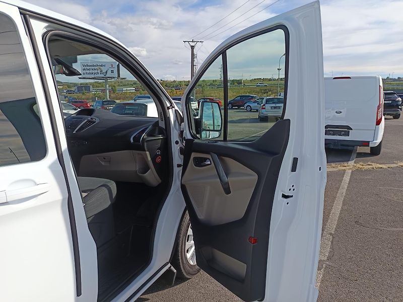 Ford Tourneo Custom (2013) - fotka 14 z 40