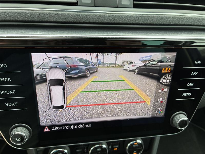 Škoda Superb 2,0 STYLE,PANORAMA,TAŽNÉ,LED - fotka 19 z 36