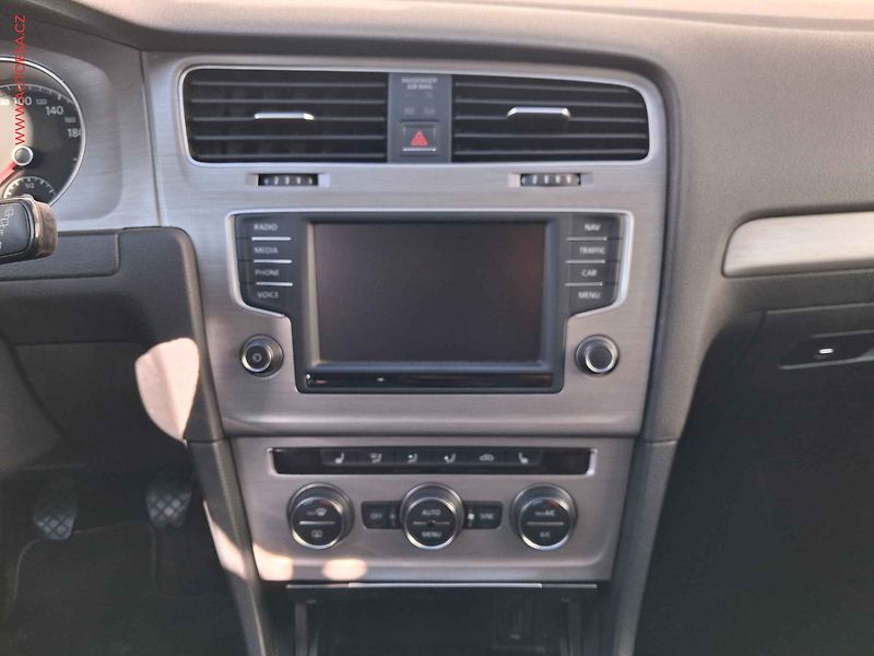 Volkswagen Golf (2015) 2.0 TDi, LED, TZ, navi, panor - fotka 12 z 18
