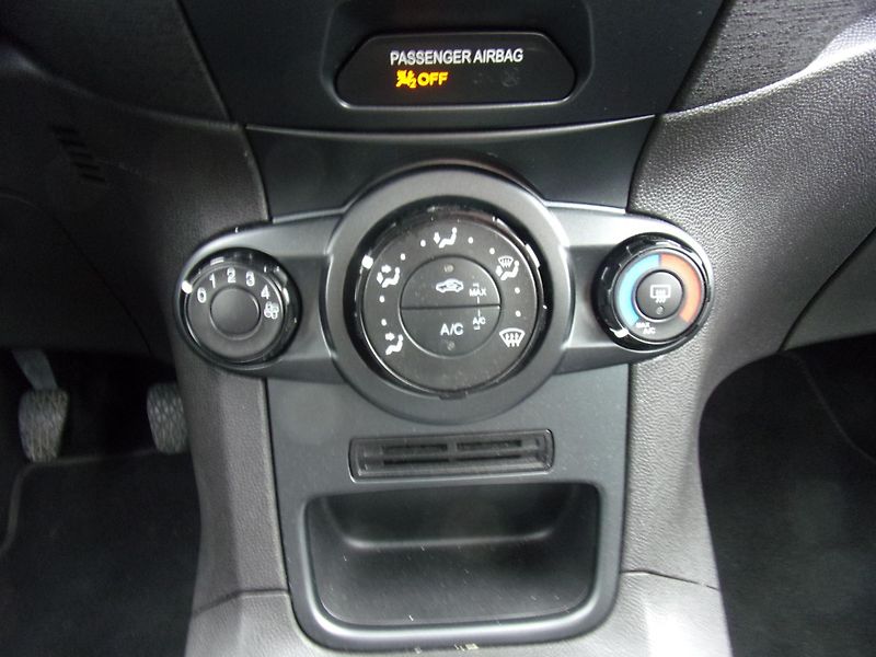 Ford Fiesta (2015) 1,5 - ZADÁNO - fotka 19 z 28