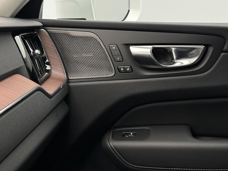 Volvo XC60 T8 AWD RECHARGE BRIGHT PLUS  - fotka 25 z 48