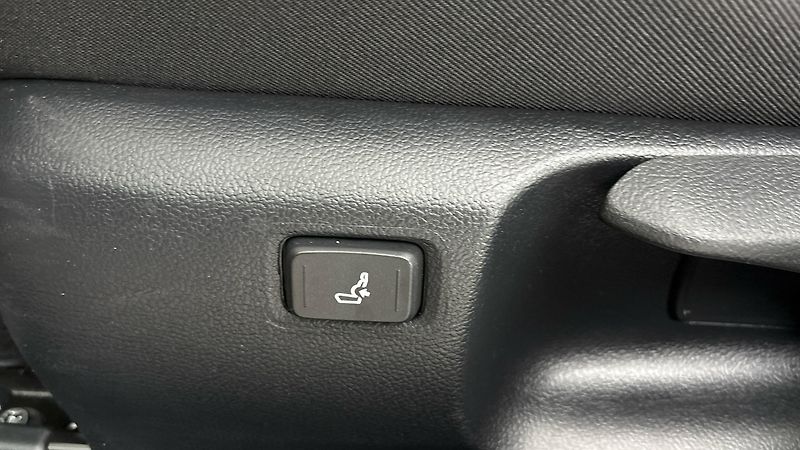 Toyota Corolla 1.8 Hybrid AUT Active Sedan - fotka 21 z 24