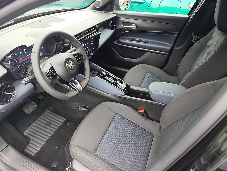 Alfa Romeo Junior (2026) Ibrida 1,2 145k eDCT6 - fotka 10 z 17