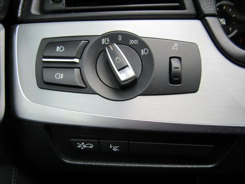 BMW Řada 5 3,0 d 530d xDrive - fotka 25 z 35