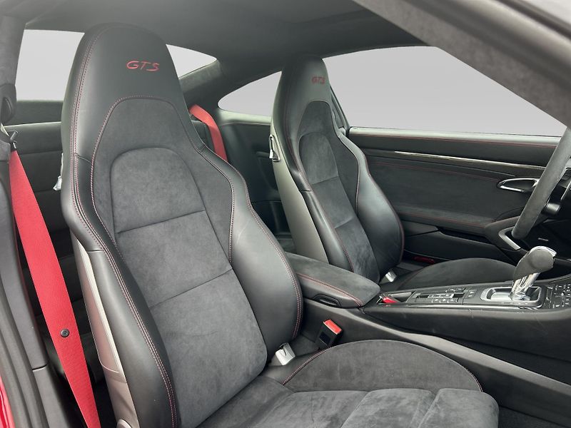 Porsche 911 Carrera 4 GTS Coupe - fotka 21 z 28