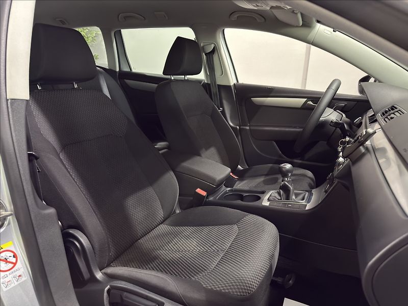 Volkswagen Passat 1,6   TDI 77KW VÝHŘEV TAŽNÉ - fotka 21 z 26