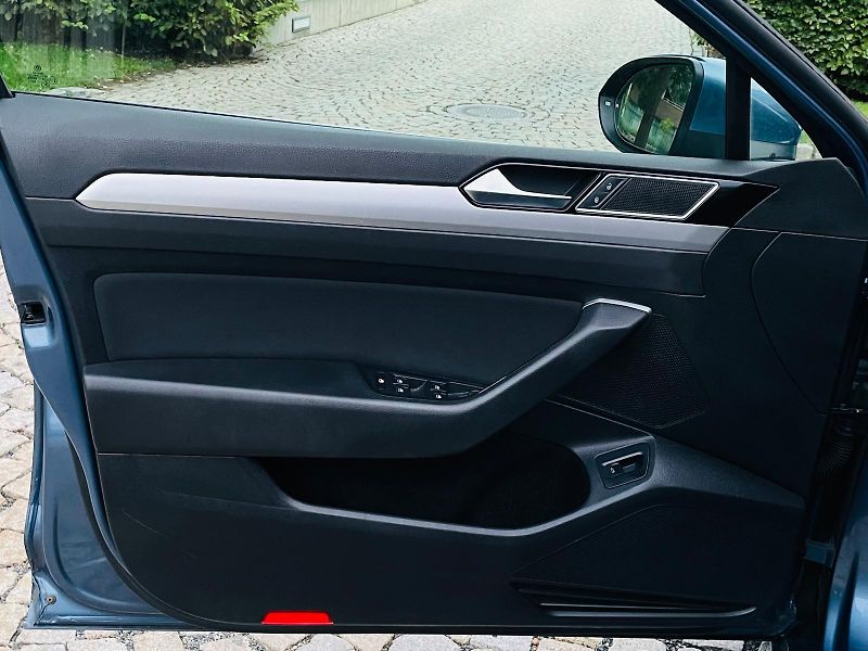 Volkswagen Passat 2.0TDI AUTOMAT VÝHŘEV SERVISKA - fotka 31 z 54