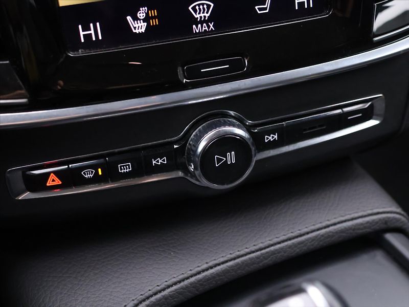 Volvo V90 2,0 D4 140kW Aut. AWD Momentum - fotka 21 z 30