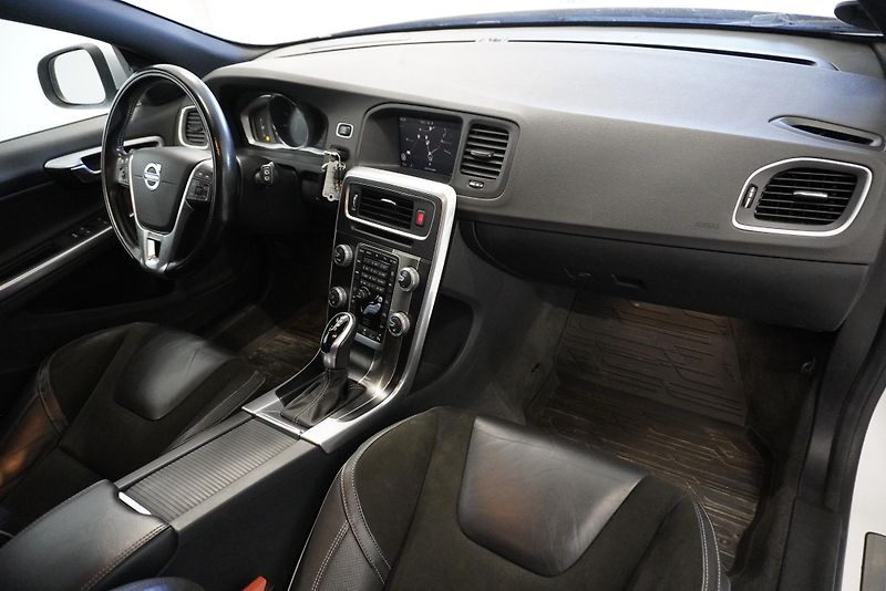 Volvo V60  2,0 T4 R-DESIGN AUTOMAT - fotka 27 z 33