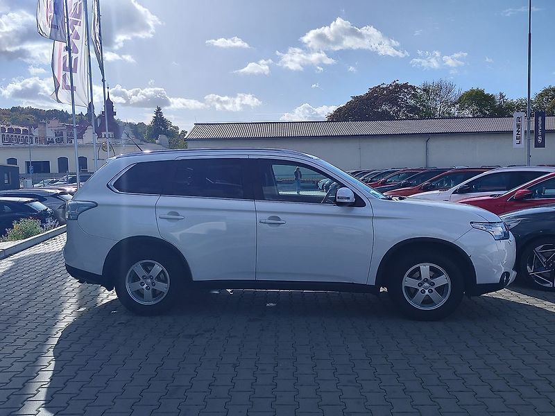 Mitsubishi Outlander 2.2 DI-D/110kW 4x4,7 Míst - fotka 4 z 36