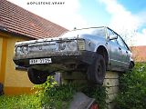 Tatra 613 na betonovém bloku
