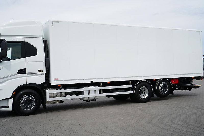 Iveco S-WAY (2023) 420 / E 6 / KONTENER + WINDA / - fotka 15 z 45