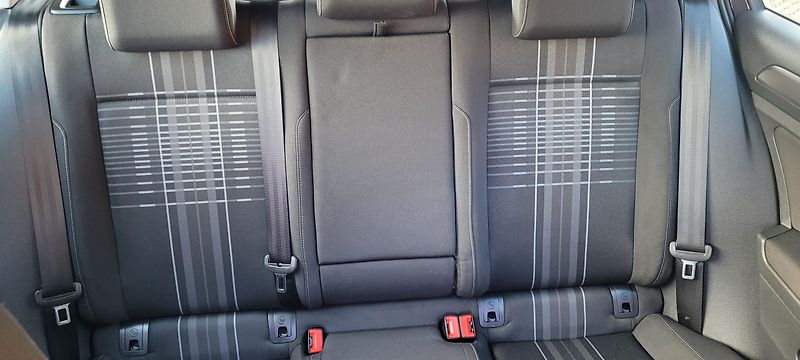 Volkswagen Golf (2015) 7 1,2 TSi 81kW benzín Lounge - fotka 17 z 35