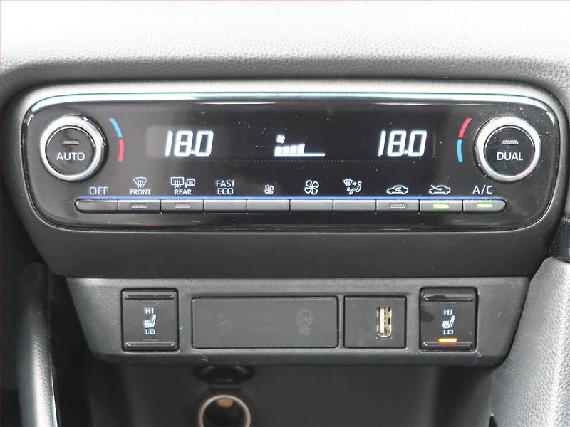 Toyota Yaris (2022) Style 1.5 VVT-i Hybrid - fotka 17 z 18