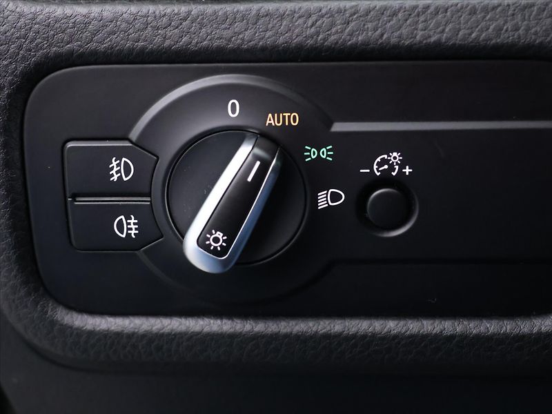 Volkswagen Touareg 3,0 TDI V6 DSG R-LINE CZ 4M - fotka 15 z 37