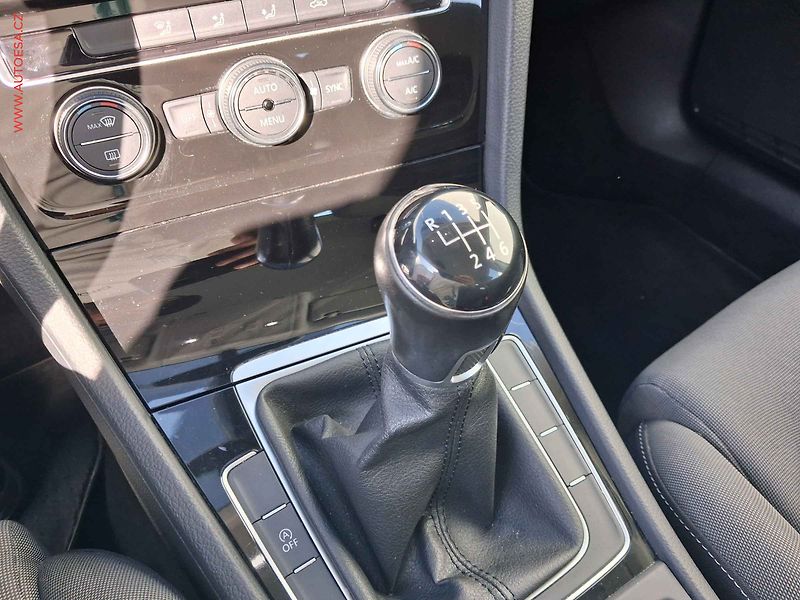 Volkswagen Golf (2017) 2.0TDi, ČR, AC, tempo, park - fotka 16 z 16