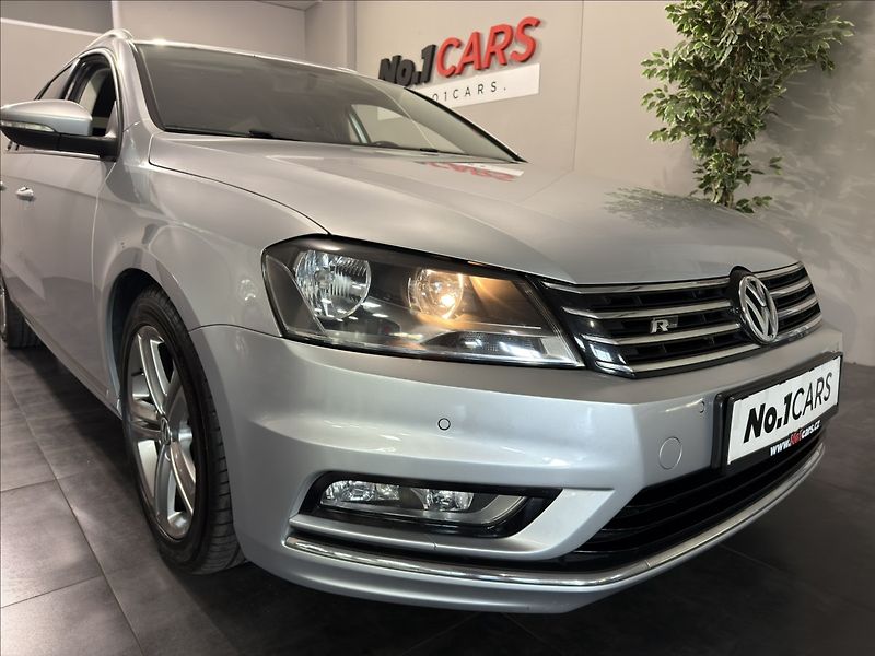 Volkswagen Passat 2,0   TDI DSG R-LINE 130kW NAV - fotka 36 z 39