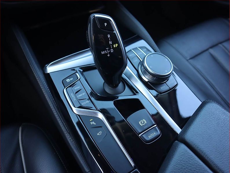 BMW Řada 5 (2017) Luxury Line 530d - fotka 13 z 21